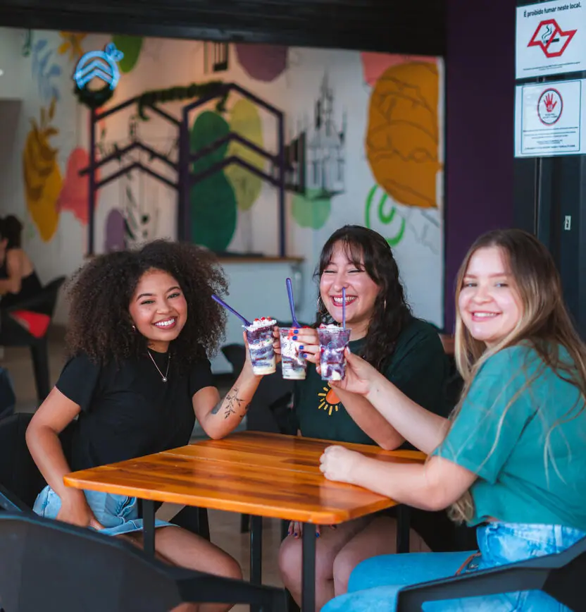 Amigas brindando com açaí Casona