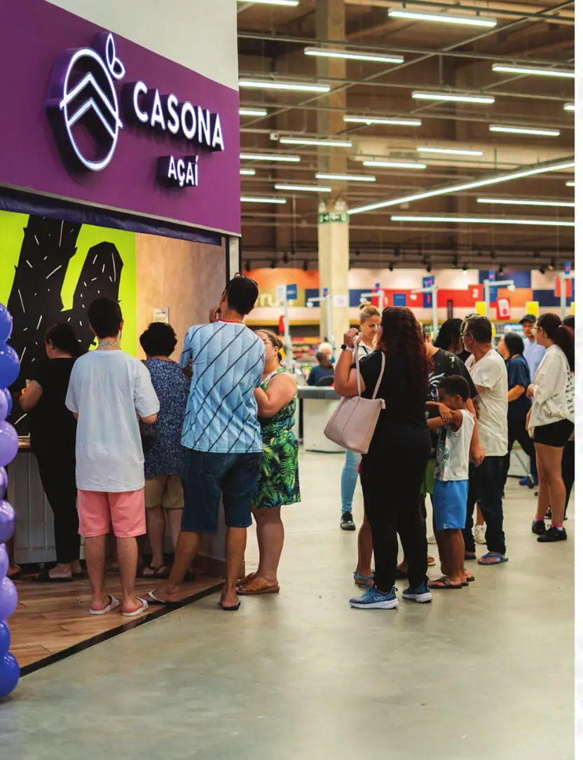 Fila de clientes em frente a uma loja Casona